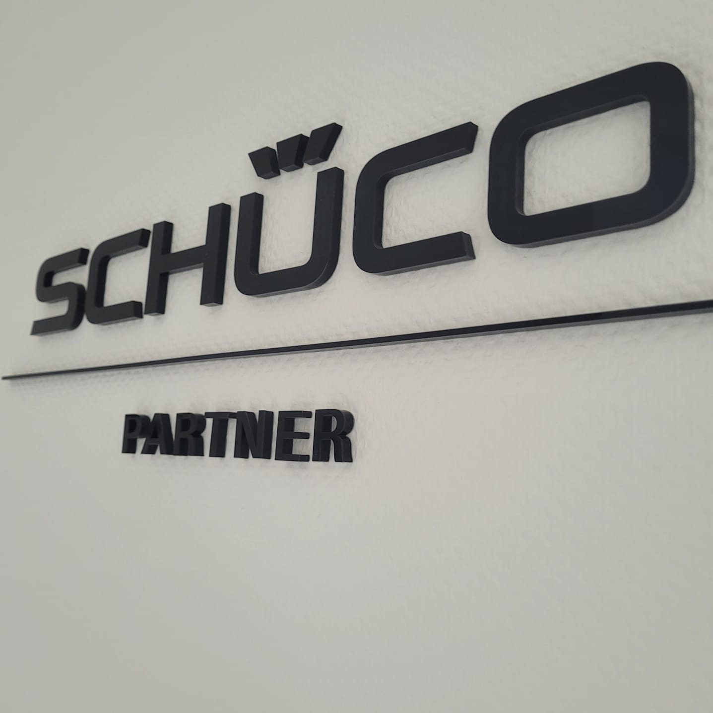SCHÜCO PARTNER Schild in der Ausstellung