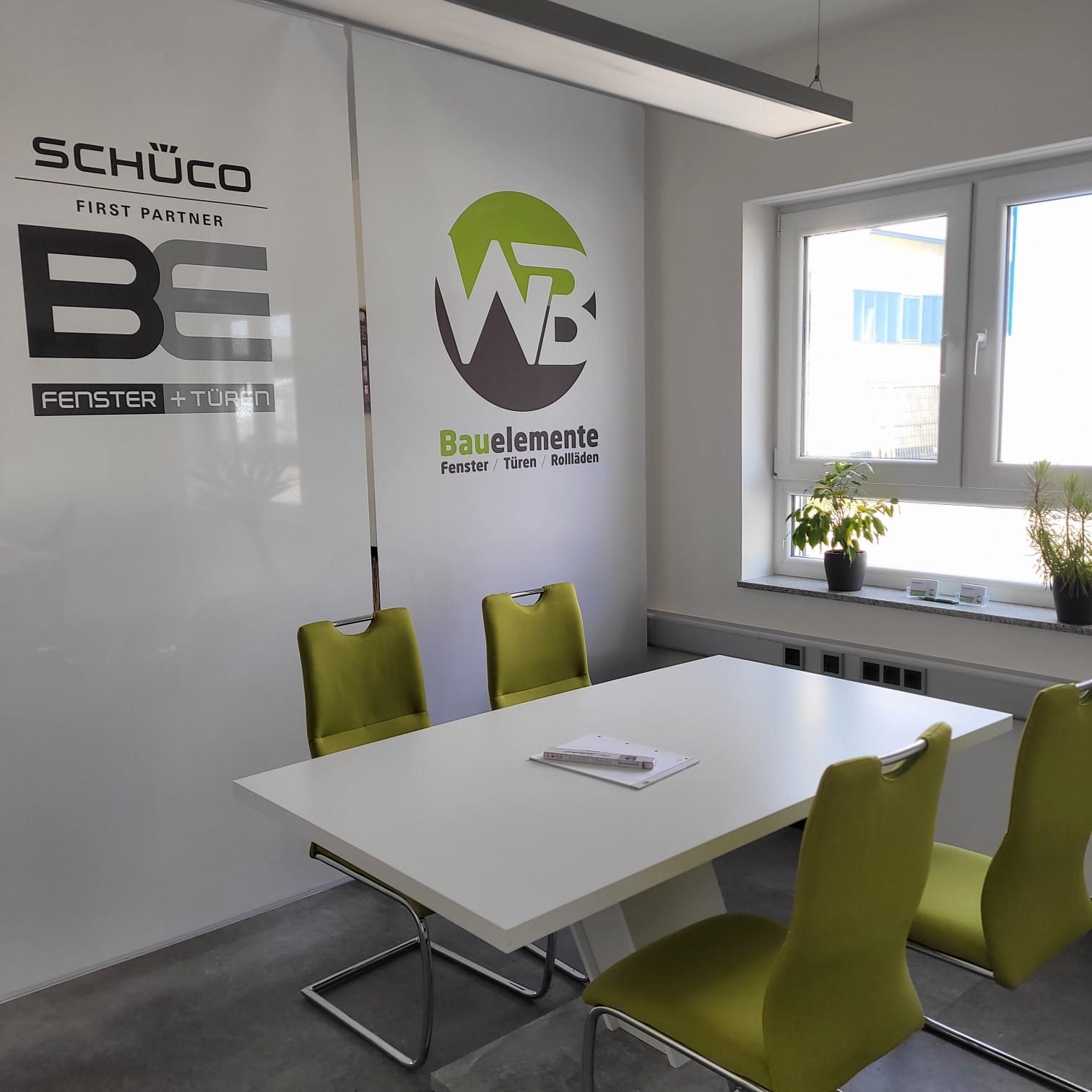 WB Bauelemente Logowand mit Fensterprofilen