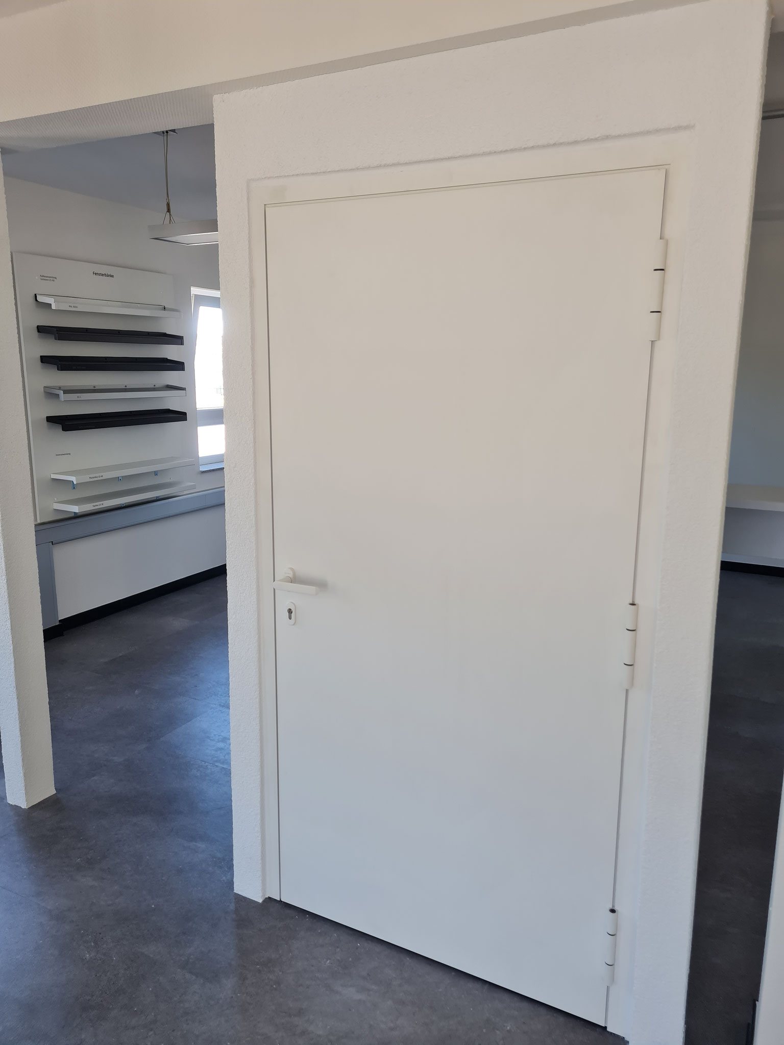 Anthrazit-Haustür Aluminium im Showroom