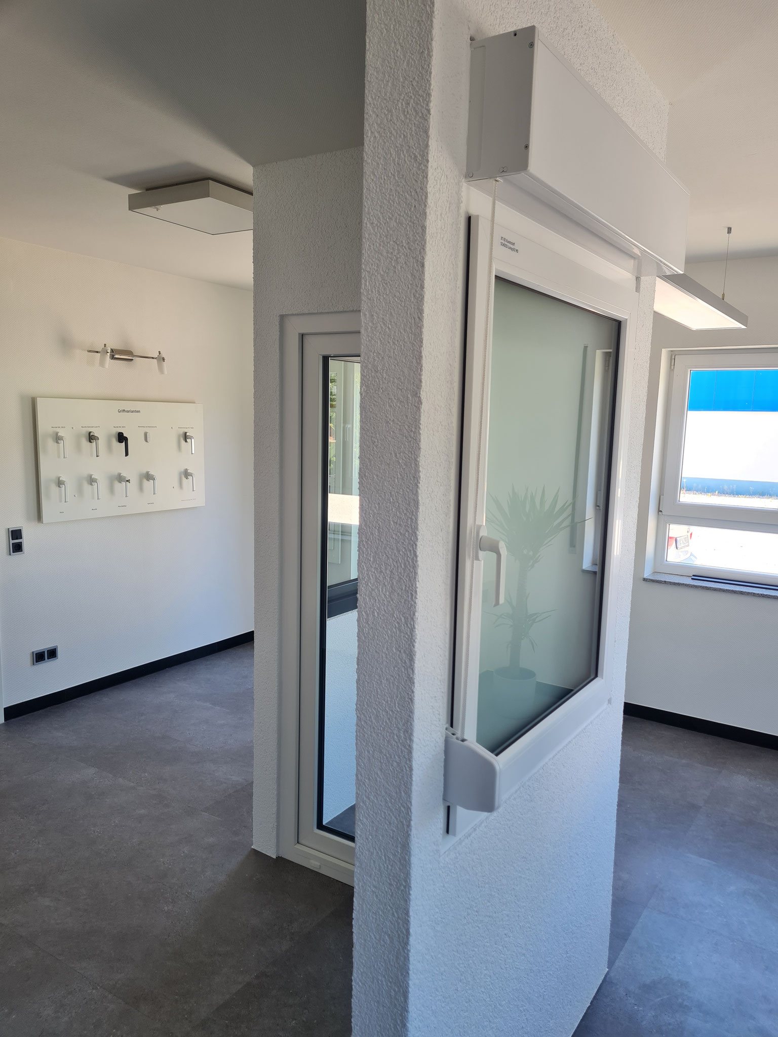 Hebe-Schiebetür und Farbmuster-Wand