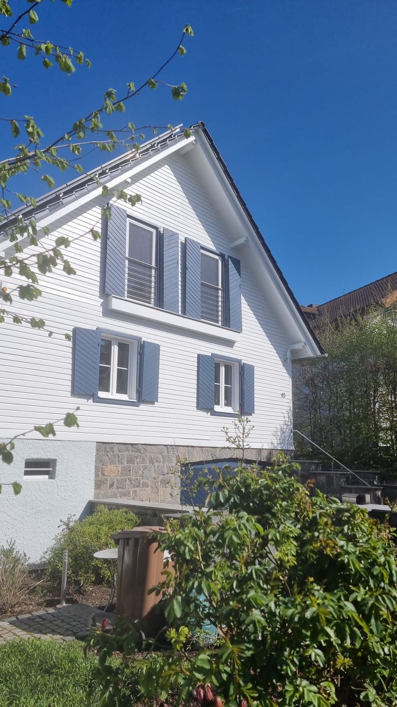 Einfamilienhaus mit Klappläden – WB Bauelemente Referenz