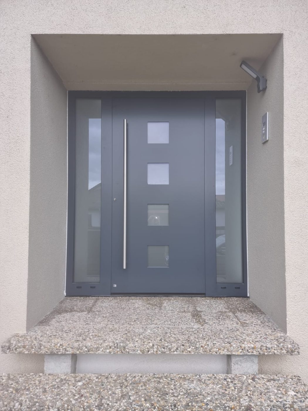 Anthrazit-Haustür in Eingangsnische – WB Bauelemente Referenz