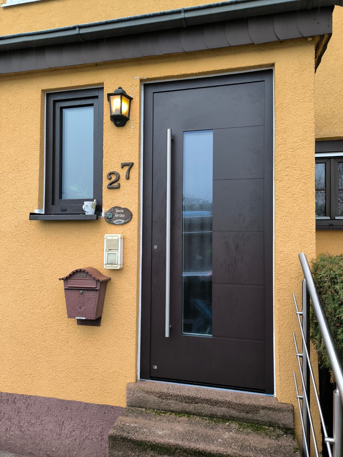 Haustür Anthrazit mit Seitenfenster – WB Bauelemente Referenz