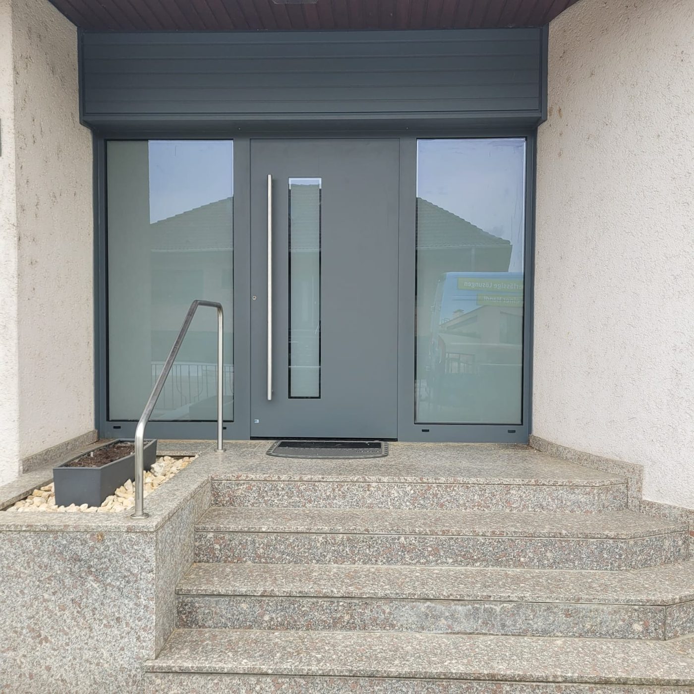 Anthrazit-Haustür mit Treppenaufgang – WB Bauelemente Referenz