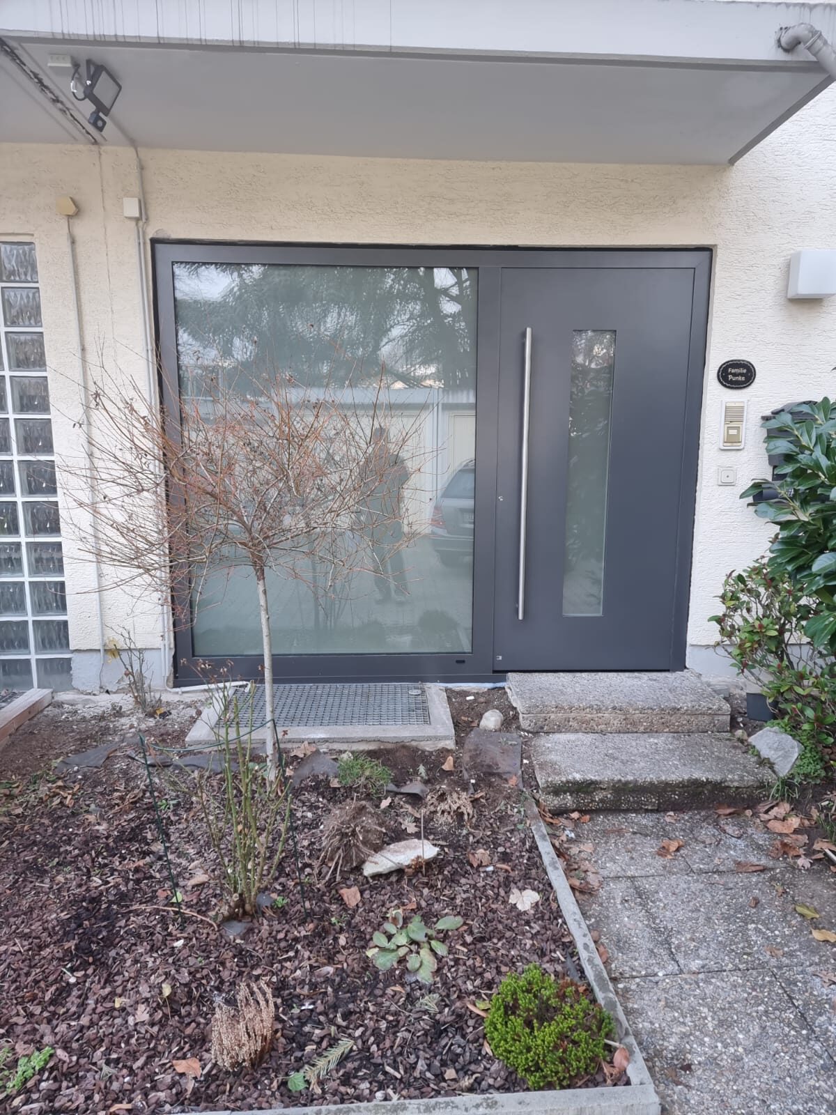 Haustür Anthrazit mit Glas-Seitenteil – WB Bauelemente Referenz