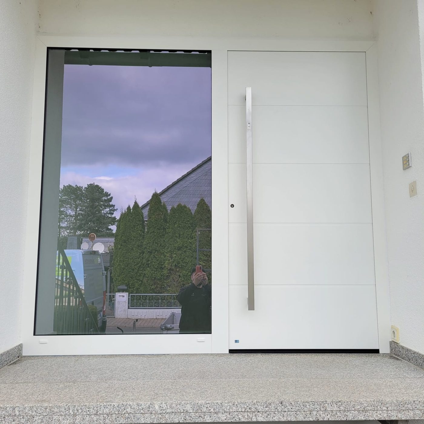 Haustür mit großem Glas-Seitenteil – WB Bauelemente Referenz