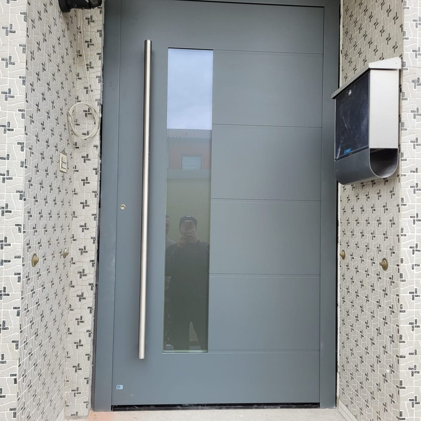 Graue Haustür mit Glasstreifen – WB Bauelemente Referenz