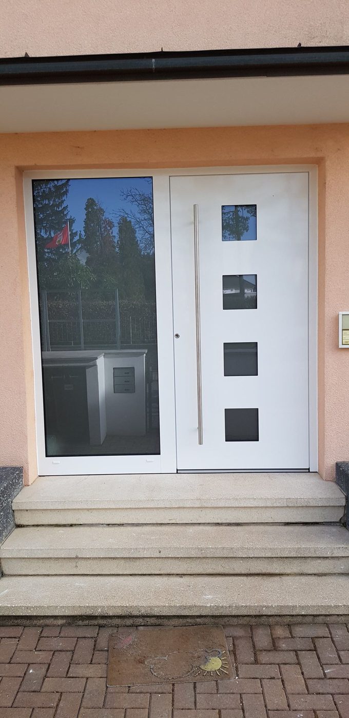 Weiße Haustür mit Glaseinsatz – WB Bauelemente Referenz