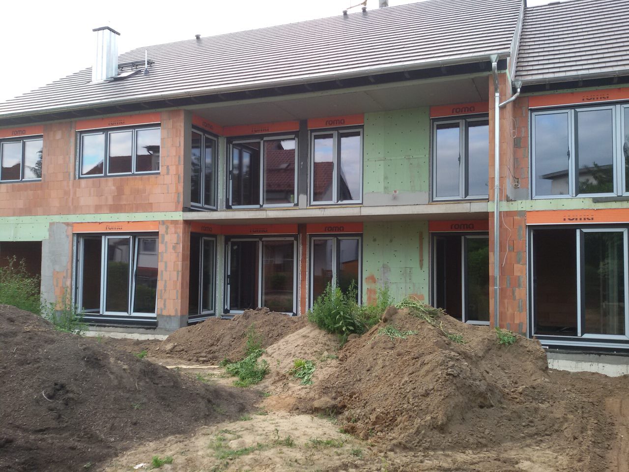 Neubau Doppelhaus mit Anthrazit-Fensteranlage, Rohbau-Phase