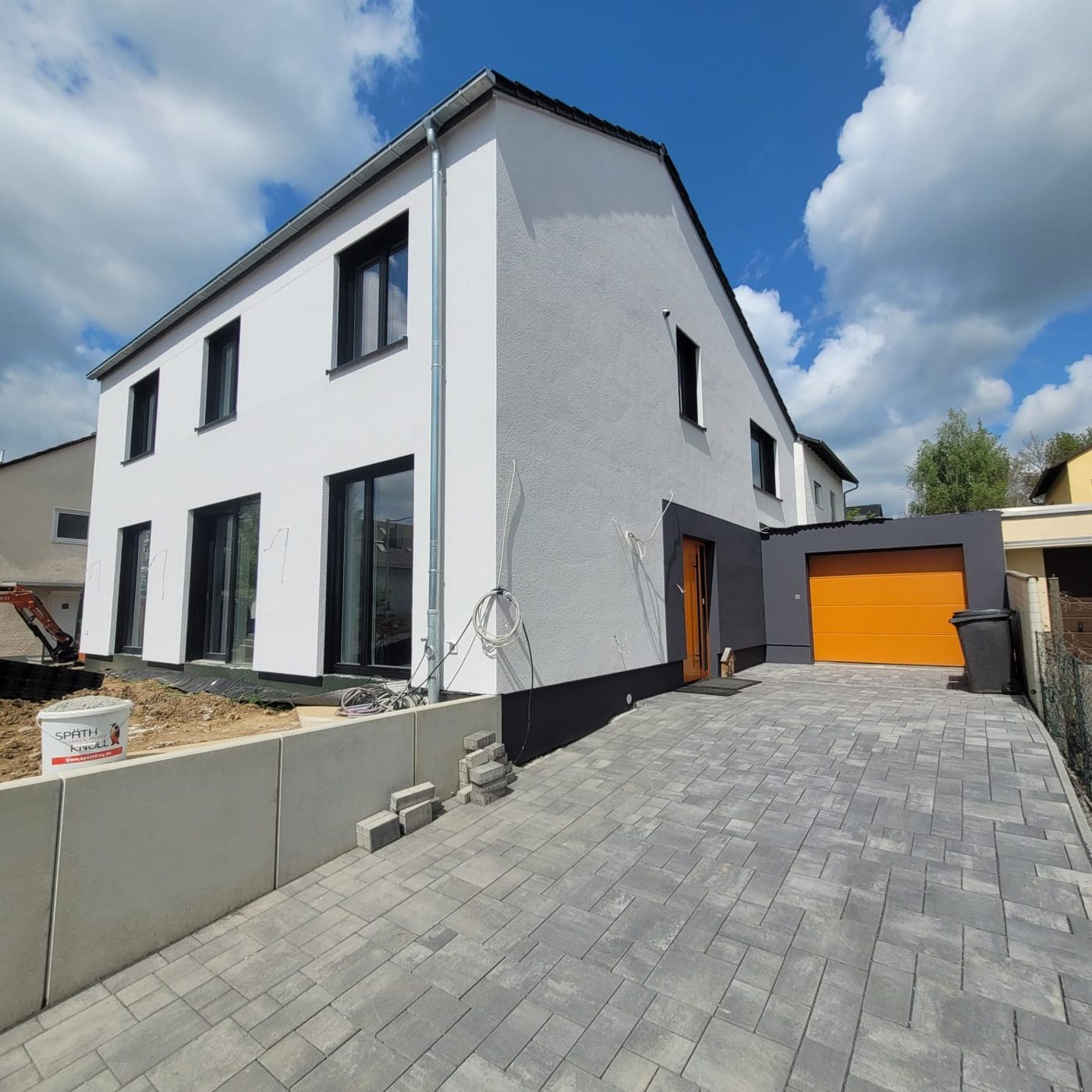 Neubau mit weißen Fenstern – WB Bauelemente Referenz