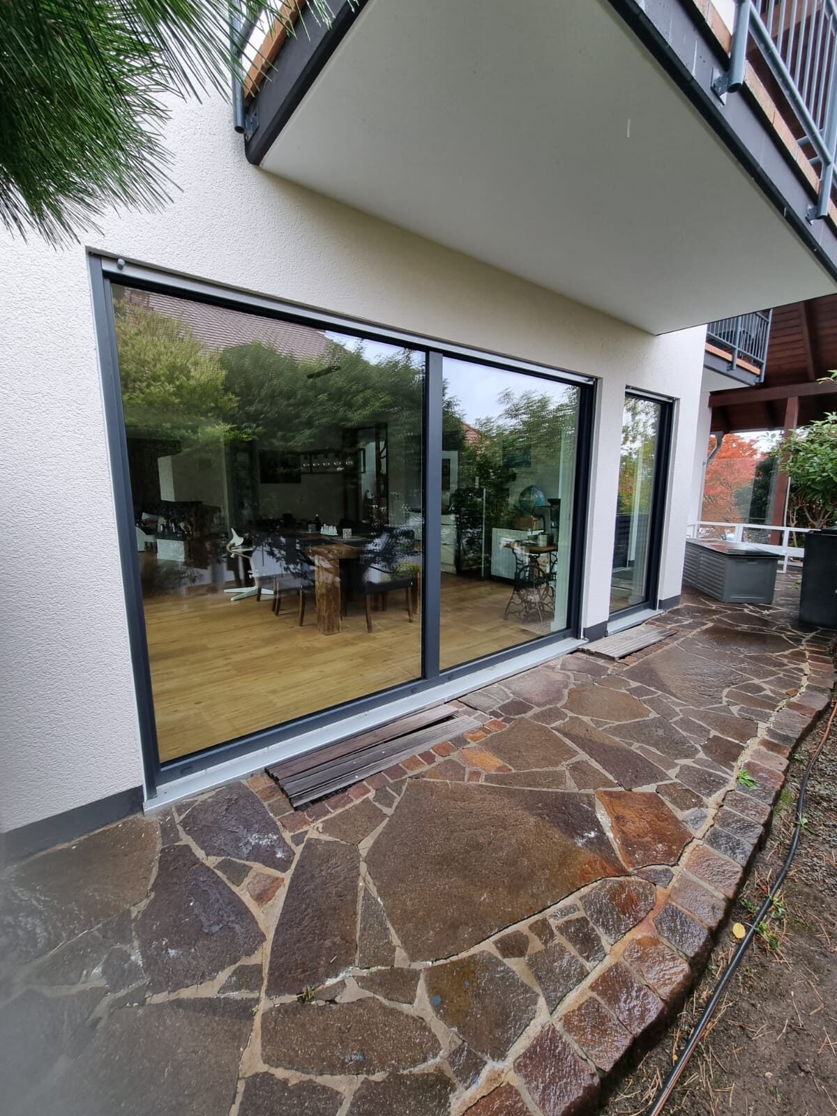 Hebe-Schiebetür zur Naturstein-Terrasse