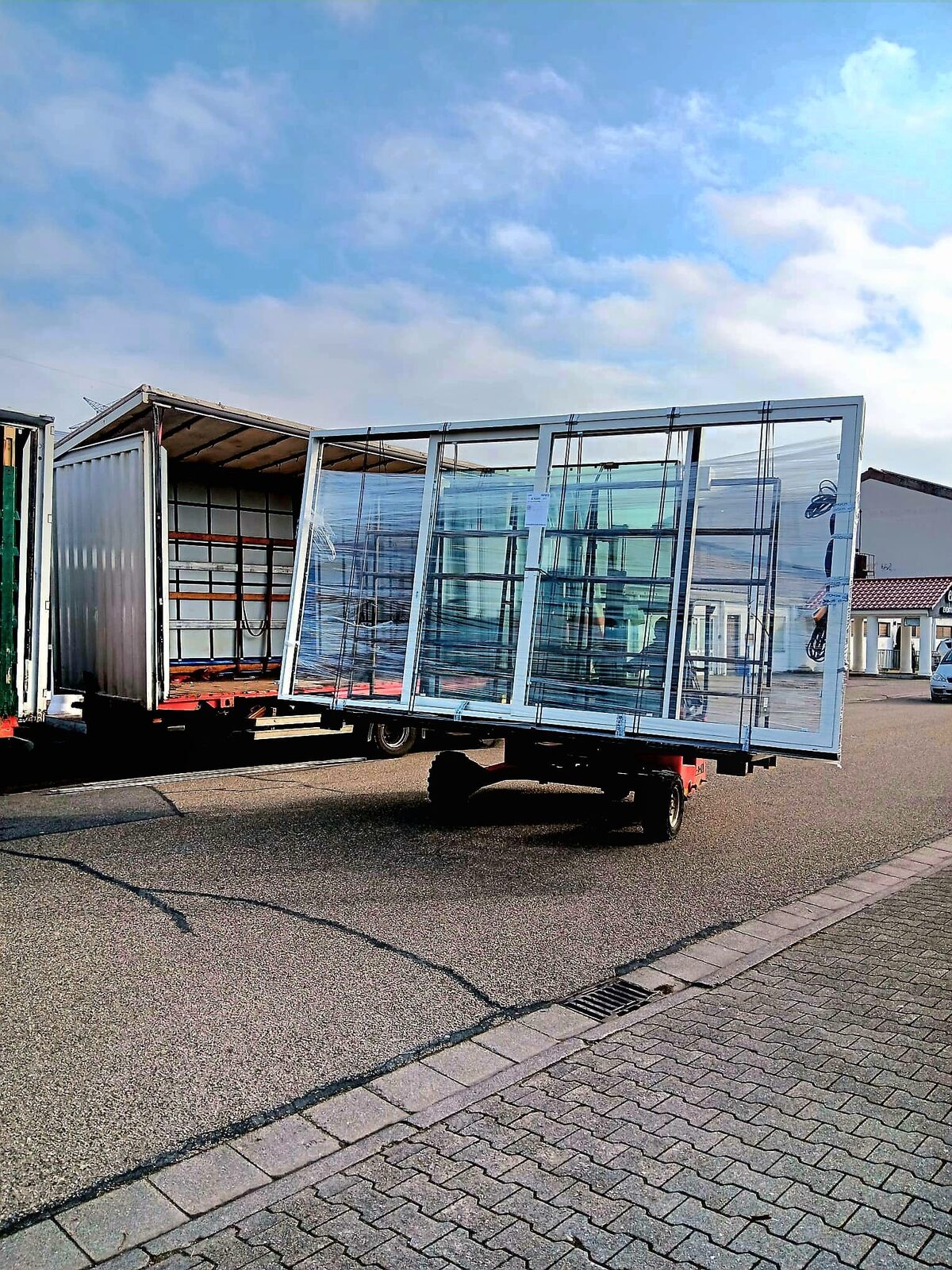 Glaselemente auf dem Weg – WB Bauelemente Referenz